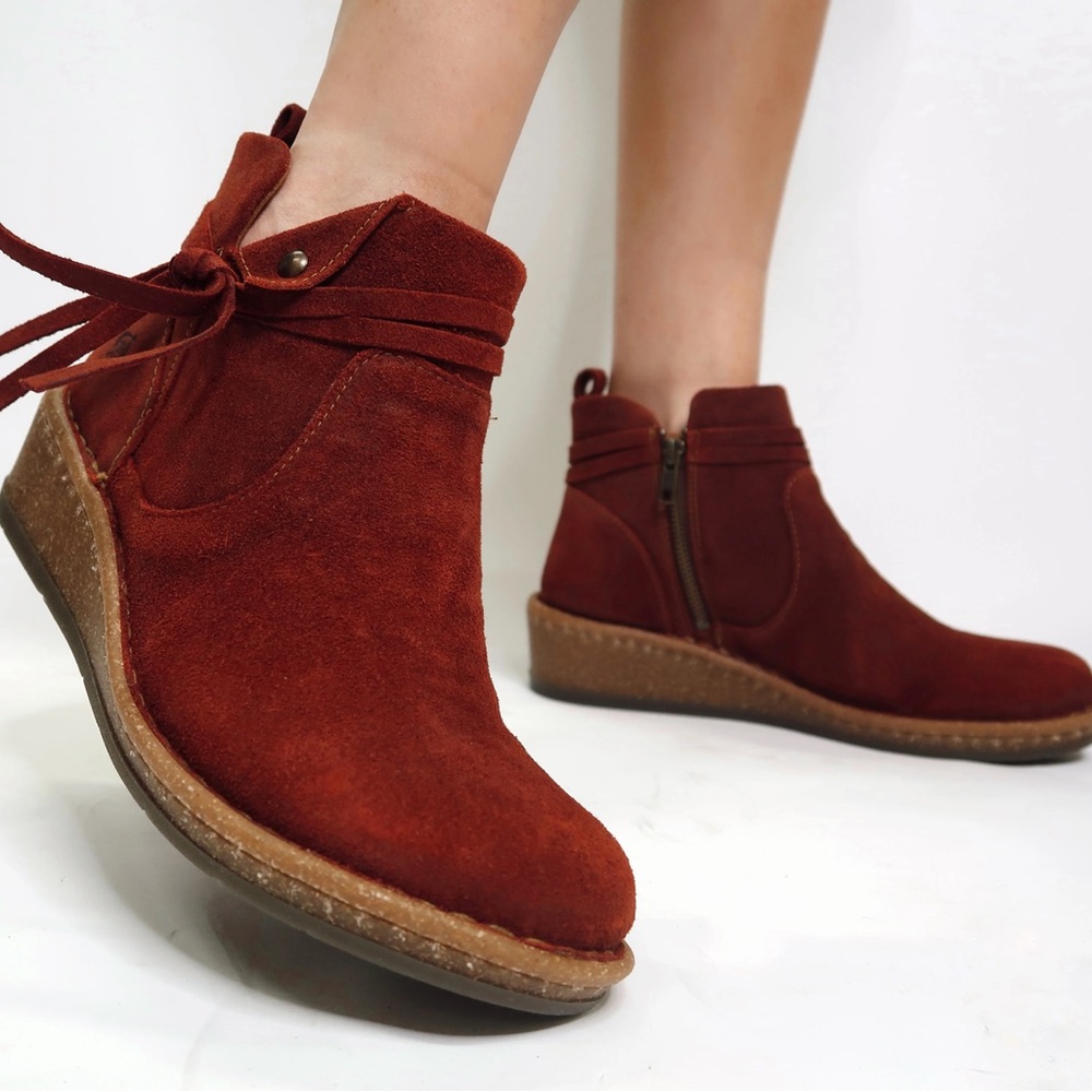 NWT Born Vaughn Distressed Suede Wedge Ankle Booties Sz 37 (US 6,5) Color Rust